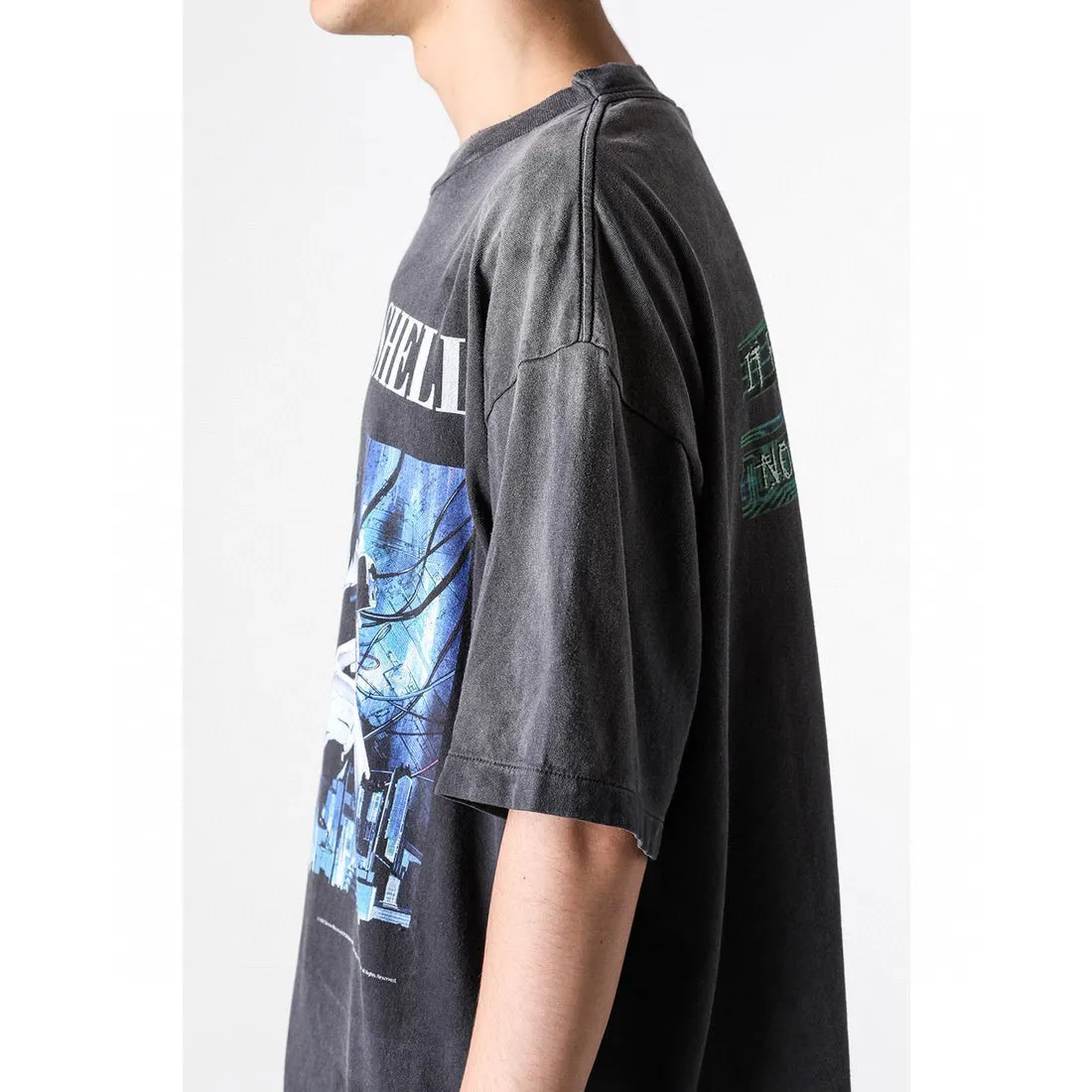 GHOST IN THE SHELL x SAINT Mxxxxxx SS TEE/BLK Classic big IP Ghost in the Shell co-branded model Sunglasses Motoko/Motoko character TEE Washed black S-XL Look for the cylindrical fabric without side seams. The opening is almost meaningless. Asut ready-made garments dyed. The whole piece is sprayed with Ma Liu. Re-spray heavy areas to fade. The collar and cuffs are frayed. Many places are broken. Oversized printing bits. Authentic level restored. Customized joint main mark/wash mark/with little angel anti-counterfeiting mark